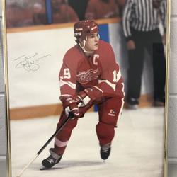  picture of Steve Yzerman with signature